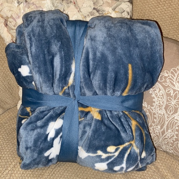 💙💛🤍NWT Berkshire Heritage Collection Oversized Floral Throw Blanket - Picture 4 of 7